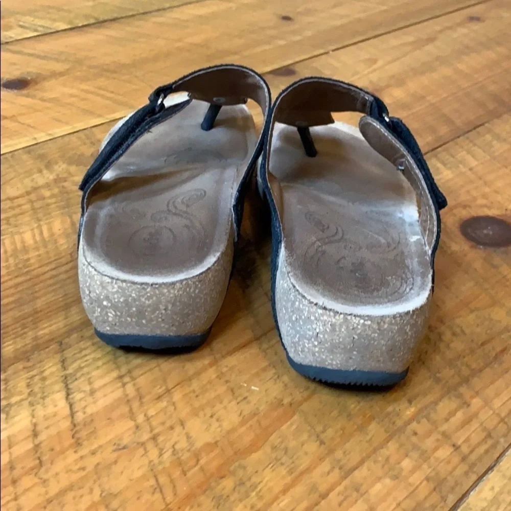 Taos Lucy thong style sandals Black & silver Size 8-8.5